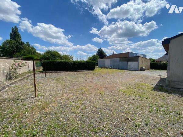Aux Rosiers sur Loire Maison avec hangar et terrain clos et terrain constructible de 556m²