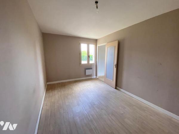 Aux Rosiers sur Loire Maison avec hangar et terrain clos et terrain constructible de 556m²