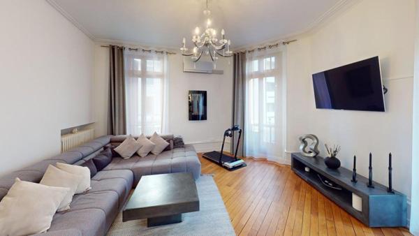 ELEGANCE HAUSSMANIENNE POUR CE T3 A ANNEMASSE