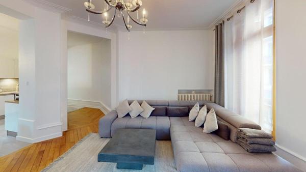 ELEGANCE HAUSSMANIENNE POUR CE T3 A ANNEMASSE