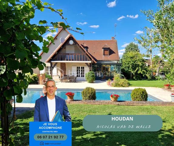 Situation exceptionnelle au cœur de Houdan !
À seulement quelques pas des commerces, écoles et de la gare, découvrez cette élégante propriété familiale d'environ 213 m² habitables, parfaitement entretenue, offrant de beaux volumes, des prestations de qualité et un cadre de vie privilégié sur un terrain paysagé et entièrement clos de 1 869 m².
Dès l'entrée, le charme opère avec ses tommettes anciennes, sa cheminée en pierre de taille et ses espaces de vie généreux. Le rez-de-chaussée se compose d'une entrée avec rangements, d'une cuisine indépendante aménagée et équipée, d'un vaste séjour-salon avec cheminée ouvrant sur une véranda lumineuse, d'un bureau ainsi que de WC indépendants avec lave-mains.
À l'étage, un palier dessert une superbe suite parentale avec dressing, salle d'eau privative, WC et balcon offrant une agréable vue sur la piscine. Deux autres chambres, une seconde salle d'eau et des WC indépendants complètent ce niveau.
Le sous-sol total propose des espaces particulièrement appréciables : garage double, salle de jeux ou espace billard, buanderie-lingerie, atelier, salle d'eau, cellier et deux caves à vin.
À l'extérieur, vous profiterez d'une magnifique terrasse exposée plein sud donnant sur une superbe piscine de 12 x 6 mètres, véritable invitation à la détente. Le jardin arboré, soigneusement entretenu, accueille également un potager, un carport, un bûcher ainsi que plusieurs abris de jardin.

Une propriété de qualité alliant confort, caractère et emplacement privilégié, idéale pour une famille à la recherche d'un bien rare sur le secteur de Houdan.
À découvrir sans tarder.