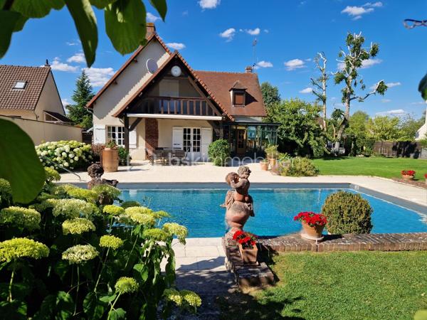 Situation exceptionnelle au cœur de Houdan !
À seulement quelques pas des commerces, écoles et de la gare, découvrez cette élégante propriété familiale d'environ 213 m² habitables, parfaitement entretenue, offrant de beaux volumes, des prestations de qualité et un cadre de vie privilégié sur un terrain paysagé et entièrement clos de 1 869 m².
Dès l'entrée, le charme opère avec ses tommettes anciennes, sa cheminée en pierre de taille et ses espaces de vie généreux. Le rez-de-chaussée se compose d'une entrée avec rangements, d'une cuisine indépendante aménagée et équipée, d'un vaste séjour-salon avec cheminée ouvrant sur une véranda lumineuse, d'un bureau ainsi que de WC indépendants avec lave-mains.
À l'étage, un palier dessert une superbe suite parentale avec dressing, salle d'eau privative, WC et balcon offrant une agréable vue sur la piscine. Deux autres chambres, une seconde salle d'eau et des WC indépendants complètent ce niveau.
Le sous-sol total propose des espaces particulièrement appréciables : garage double, salle de jeux ou espace billard, buanderie-lingerie, atelier, salle d'eau, cellier et deux caves à vin.
À l'extérieur, vous profiterez d'une magnifique terrasse exposée plein sud donnant sur une superbe piscine de 12 x 6 mètres, véritable invitation à la détente. Le jardin arboré, soigneusement entretenu, accueille également un potager, un carport, un bûcher ainsi que plusieurs abris de jardin.

Une propriété de qualité alliant confort, caractère et emplacement privilégié, idéale pour une famille à la recherche d'un bien rare sur le secteur de Houdan.
À découvrir sans tarder.