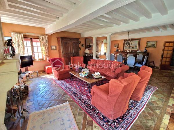 Situation exceptionnelle au cœur de Houdan !
À seulement quelques pas des commerces, écoles et de la gare, découvrez cette élégante propriété familiale d'environ 213 m² habitables, parfaitement entretenue, offrant de beaux volumes, des prestations de qualité et un cadre de vie privilégié sur un terrain paysagé et entièrement clos de 1 869 m².
Dès l'entrée, le charme opère avec ses tommettes anciennes, sa cheminée en pierre de taille et ses espaces de vie généreux. Le rez-de-chaussée se compose d'une entrée avec rangements, d'une cuisine indépendante aménagée et équipée, d'un vaste séjour-salon avec cheminée ouvrant sur une véranda lumineuse, d'un bureau ainsi que de WC indépendants avec lave-mains.
À l'étage, un palier dessert une superbe suite parentale avec dressing, salle d'eau privative, WC et balcon offrant une agréable vue sur la piscine. Deux autres chambres, une seconde salle d'eau et des WC indépendants complètent ce niveau.
Le sous-sol total propose des espaces particulièrement appréciables : garage double, salle de jeux ou espace billard, buanderie-lingerie, atelier, salle d'eau, cellier et deux caves à vin.
À l'extérieur, vous profiterez d'une magnifique terrasse exposée plein sud donnant sur une superbe piscine de 12 x 6 mètres, véritable invitation à la détente. Le jardin arboré, soigneusement entretenu, accueille également un potager, un carport, un bûcher ainsi que plusieurs abris de jardin.

Une propriété de qualité alliant confort, caractère et emplacement privilégié, idéale pour une famille à la recherche d'un bien rare sur le secteur de Houdan.
À découvrir sans tarder.