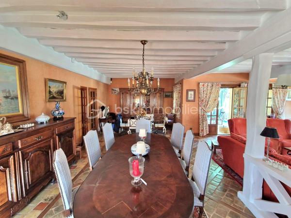 Situation exceptionnelle au cœur de Houdan !
À seulement quelques pas des commerces, écoles et de la gare, découvrez cette élégante propriété familiale d'environ 213 m² habitables, parfaitement entretenue, offrant de beaux volumes, des prestations de qualité et un cadre de vie privilégié sur un terrain paysagé et entièrement clos de 1 869 m².
Dès l'entrée, le charme opère avec ses tommettes anciennes, sa cheminée en pierre de taille et ses espaces de vie généreux. Le rez-de-chaussée se compose d'une entrée avec rangements, d'une cuisine indépendante aménagée et équipée, d'un vaste séjour-salon avec cheminée ouvrant sur une véranda lumineuse, d'un bureau ainsi que de WC indépendants avec lave-mains.
À l'étage, un palier dessert une superbe suite parentale avec dressing, salle d'eau privative, WC et balcon offrant une agréable vue sur la piscine. Deux autres chambres, une seconde salle d'eau et des WC indépendants complètent ce niveau.
Le sous-sol total propose des espaces particulièrement appréciables : garage double, salle de jeux ou espace billard, buanderie-lingerie, atelier, salle d'eau, cellier et deux caves à vin.
À l'extérieur, vous profiterez d'une magnifique terrasse exposée plein sud donnant sur une superbe piscine de 12 x 6 mètres, véritable invitation à la détente. Le jardin arboré, soigneusement entretenu, accueille également un potager, un carport, un bûcher ainsi que plusieurs abris de jardin.

Une propriété de qualité alliant confort, caractère et emplacement privilégié, idéale pour une famille à la recherche d'un bien rare sur le secteur de Houdan.
À découvrir sans tarder.