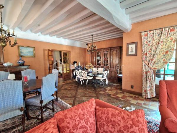 Situation exceptionnelle au cœur de Houdan !
À seulement quelques pas des commerces, écoles et de la gare, découvrez cette élégante propriété familiale d'environ 213 m² habitables, parfaitement entretenue, offrant de beaux volumes, des prestations de qualité et un cadre de vie privilégié sur un terrain paysagé et entièrement clos de 1 869 m².
Dès l'entrée, le charme opère avec ses tommettes anciennes, sa cheminée en pierre de taille et ses espaces de vie généreux. Le rez-de-chaussée se compose d'une entrée avec rangements, d'une cuisine indépendante aménagée et équipée, d'un vaste séjour-salon avec cheminée ouvrant sur une véranda lumineuse, d'un bureau ainsi que de WC indépendants avec lave-mains.
À l'étage, un palier dessert une superbe suite parentale avec dressing, salle d'eau privative, WC et balcon offrant une agréable vue sur la piscine. Deux autres chambres, une seconde salle d'eau et des WC indépendants complètent ce niveau.
Le sous-sol total propose des espaces particulièrement appréciables : garage double, salle de jeux ou espace billard, buanderie-lingerie, atelier, salle d'eau, cellier et deux caves à vin.
À l'extérieur, vous profiterez d'une magnifique terrasse exposée plein sud donnant sur une superbe piscine de 12 x 6 mètres, véritable invitation à la détente. Le jardin arboré, soigneusement entretenu, accueille également un potager, un carport, un bûcher ainsi que plusieurs abris de jardin.

Une propriété de qualité alliant confort, caractère et emplacement privilégié, idéale pour une famille à la recherche d'un bien rare sur le secteur de Houdan.
À découvrir sans tarder.