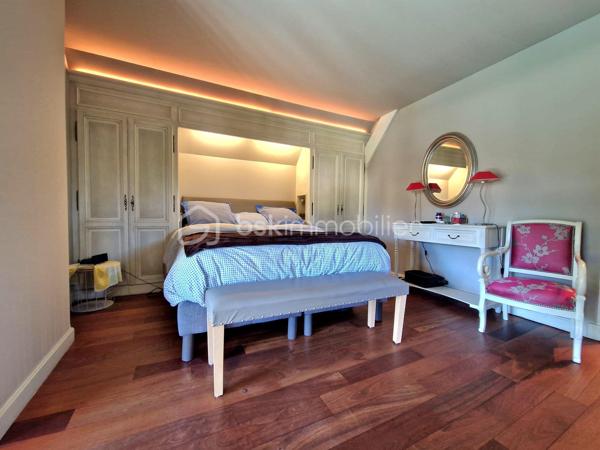 Situation exceptionnelle au cœur de Houdan !
À seulement quelques pas des commerces, écoles et de la gare, découvrez cette élégante propriété familiale d'environ 213 m² habitables, parfaitement entretenue, offrant de beaux volumes, des prestations de qualité et un cadre de vie privilégié sur un terrain paysagé et entièrement clos de 1 869 m².
Dès l'entrée, le charme opère avec ses tommettes anciennes, sa cheminée en pierre de taille et ses espaces de vie généreux. Le rez-de-chaussée se compose d'une entrée avec rangements, d'une cuisine indépendante aménagée et équipée, d'un vaste séjour-salon avec cheminée ouvrant sur une véranda lumineuse, d'un bureau ainsi que de WC indépendants avec lave-mains.
À l'étage, un palier dessert une superbe suite parentale avec dressing, salle d'eau privative, WC et balcon offrant une agréable vue sur la piscine. Deux autres chambres, une seconde salle d'eau et des WC indépendants complètent ce niveau.
Le sous-sol total propose des espaces particulièrement appréciables : garage double, salle de jeux ou espace billard, buanderie-lingerie, atelier, salle d'eau, cellier et deux caves à vin.
À l'extérieur, vous profiterez d'une magnifique terrasse exposée plein sud donnant sur une superbe piscine de 12 x 6 mètres, véritable invitation à la détente. Le jardin arboré, soigneusement entretenu, accueille également un potager, un carport, un bûcher ainsi que plusieurs abris de jardin.

Une propriété de qualité alliant confort, caractère et emplacement privilégié, idéale pour une famille à la recherche d'un bien rare sur le secteur de Houdan.
À découvrir sans tarder.