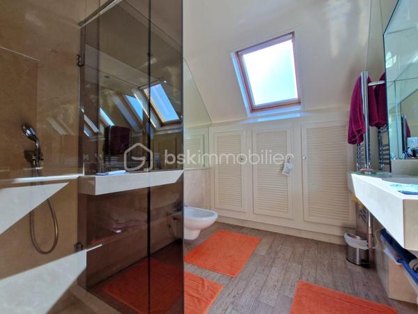 Situation exceptionnelle au cœur de Houdan !
À seulement quelques pas des commerces, écoles et de la gare, découvrez cette élégante propriété familiale d'environ 213 m² habitables, parfaitement entretenue, offrant de beaux volumes, des prestations de qualité et un cadre de vie privilégié sur un terrain paysagé et entièrement clos de 1 869 m².
Dès l'entrée, le charme opère avec ses tommettes anciennes, sa cheminée en pierre de taille et ses espaces de vie généreux. Le rez-de-chaussée se compose d'une entrée avec rangements, d'une cuisine indépendante aménagée et équipée, d'un vaste séjour-salon avec cheminée ouvrant sur une véranda lumineuse, d'un bureau ainsi que de WC indépendants avec lave-mains.
À l'étage, un palier dessert une superbe suite parentale avec dressing, salle d'eau privative, WC et balcon offrant une agréable vue sur la piscine. Deux autres chambres, une seconde salle d'eau et des WC indépendants complètent ce niveau.
Le sous-sol total propose des espaces particulièrement appréciables : garage double, salle de jeux ou espace billard, buanderie-lingerie, atelier, salle d'eau, cellier et deux caves à vin.
À l'extérieur, vous profiterez d'une magnifique terrasse exposée plein sud donnant sur une superbe piscine de 12 x 6 mètres, véritable invitation à la détente. Le jardin arboré, soigneusement entretenu, accueille également un potager, un carport, un bûcher ainsi que plusieurs abris de jardin.

Une propriété de qualité alliant confort, caractère et emplacement privilégié, idéale pour une famille à la recherche d'un bien rare sur le secteur de Houdan.
À découvrir sans tarder.