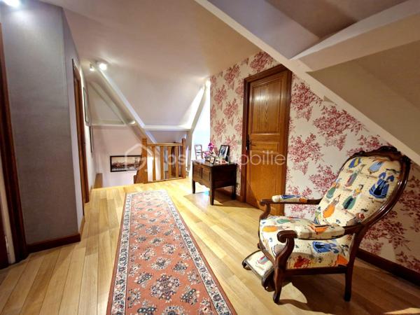 Situation exceptionnelle au cœur de Houdan !
À seulement quelques pas des commerces, écoles et de la gare, découvrez cette élégante propriété familiale d'environ 213 m² habitables, parfaitement entretenue, offrant de beaux volumes, des prestations de qualité et un cadre de vie privilégié sur un terrain paysagé et entièrement clos de 1 869 m².
Dès l'entrée, le charme opère avec ses tommettes anciennes, sa cheminée en pierre de taille et ses espaces de vie généreux. Le rez-de-chaussée se compose d'une entrée avec rangements, d'une cuisine indépendante aménagée et équipée, d'un vaste séjour-salon avec cheminée ouvrant sur une véranda lumineuse, d'un bureau ainsi que de WC indépendants avec lave-mains.
À l'étage, un palier dessert une superbe suite parentale avec dressing, salle d'eau privative, WC et balcon offrant une agréable vue sur la piscine. Deux autres chambres, une seconde salle d'eau et des WC indépendants complètent ce niveau.
Le sous-sol total propose des espaces particulièrement appréciables : garage double, salle de jeux ou espace billard, buanderie-lingerie, atelier, salle d'eau, cellier et deux caves à vin.
À l'extérieur, vous profiterez d'une magnifique terrasse exposée plein sud donnant sur une superbe piscine de 12 x 6 mètres, véritable invitation à la détente. Le jardin arboré, soigneusement entretenu, accueille également un potager, un carport, un bûcher ainsi que plusieurs abris de jardin.

Une propriété de qualité alliant confort, caractère et emplacement privilégié, idéale pour une famille à la recherche d'un bien rare sur le secteur de Houdan.
À découvrir sans tarder.