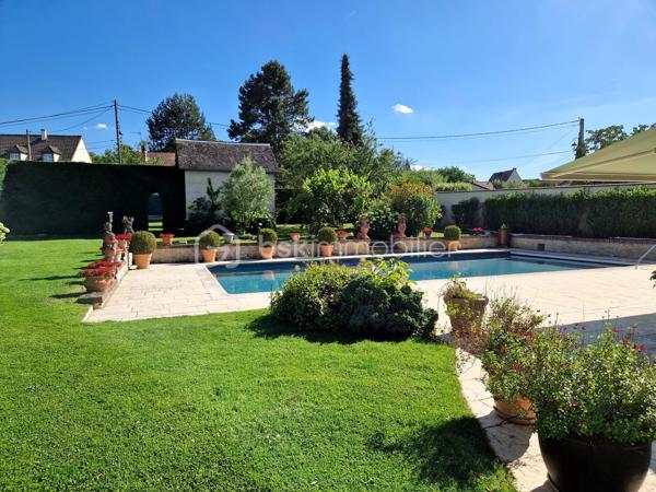 Situation exceptionnelle au cœur de Houdan !
À seulement quelques pas des commerces, écoles et de la gare, découvrez cette élégante propriété familiale d'environ 213 m² habitables, parfaitement entretenue, offrant de beaux volumes, des prestations de qualité et un cadre de vie privilégié sur un terrain paysagé et entièrement clos de 1 869 m².
Dès l'entrée, le charme opère avec ses tommettes anciennes, sa cheminée en pierre de taille et ses espaces de vie généreux. Le rez-de-chaussée se compose d'une entrée avec rangements, d'une cuisine indépendante aménagée et équipée, d'un vaste séjour-salon avec cheminée ouvrant sur une véranda lumineuse, d'un bureau ainsi que de WC indépendants avec lave-mains.
À l'étage, un palier dessert une superbe suite parentale avec dressing, salle d'eau privative, WC et balcon offrant une agréable vue sur la piscine. Deux autres chambres, une seconde salle d'eau et des WC indépendants complètent ce niveau.
Le sous-sol total propose des espaces particulièrement appréciables : garage double, salle de jeux ou espace billard, buanderie-lingerie, atelier, salle d'eau, cellier et deux caves à vin.
À l'extérieur, vous profiterez d'une magnifique terrasse exposée plein sud donnant sur une superbe piscine de 12 x 6 mètres, véritable invitation à la détente. Le jardin arboré, soigneusement entretenu, accueille également un potager, un carport, un bûcher ainsi que plusieurs abris de jardin.

Une propriété de qualité alliant confort, caractère et emplacement privilégié, idéale pour une famille à la recherche d'un bien rare sur le secteur de Houdan.
À découvrir sans tarder.