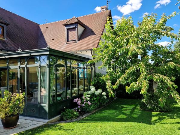 Situation exceptionnelle au cœur de Houdan !
À seulement quelques pas des commerces, écoles et de la gare, découvrez cette élégante propriété familiale d'environ 213 m² habitables, parfaitement entretenue, offrant de beaux volumes, des prestations de qualité et un cadre de vie privilégié sur un terrain paysagé et entièrement clos de 1 869 m².
Dès l'entrée, le charme opère avec ses tommettes anciennes, sa cheminée en pierre de taille et ses espaces de vie généreux. Le rez-de-chaussée se compose d'une entrée avec rangements, d'une cuisine indépendante aménagée et équipée, d'un vaste séjour-salon avec cheminée ouvrant sur une véranda lumineuse, d'un bureau ainsi que de WC indépendants avec lave-mains.
À l'étage, un palier dessert une superbe suite parentale avec dressing, salle d'eau privative, WC et balcon offrant une agréable vue sur la piscine. Deux autres chambres, une seconde salle d'eau et des WC indépendants complètent ce niveau.
Le sous-sol total propose des espaces particulièrement appréciables : garage double, salle de jeux ou espace billard, buanderie-lingerie, atelier, salle d'eau, cellier et deux caves à vin.
À l'extérieur, vous profiterez d'une magnifique terrasse exposée plein sud donnant sur une superbe piscine de 12 x 6 mètres, véritable invitation à la détente. Le jardin arboré, soigneusement entretenu, accueille également un potager, un carport, un bûcher ainsi que plusieurs abris de jardin.

Une propriété de qualité alliant confort, caractère et emplacement privilégié, idéale pour une famille à la recherche d'un bien rare sur le secteur de Houdan.
À découvrir sans tarder.