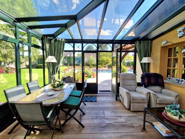 Situation exceptionnelle au cœur de Houdan !
À seulement quelques pas des commerces, écoles et de la gare, découvrez cette élégante propriété familiale d'environ 213 m² habitables, parfaitement entretenue, offrant de beaux volumes, des prestations de qualité et un cadre de vie privilégié sur un terrain paysagé et entièrement clos de 1 869 m².
Dès l'entrée, le charme opère avec ses tommettes anciennes, sa cheminée en pierre de taille et ses espaces de vie généreux. Le rez-de-chaussée se compose d'une entrée avec rangements, d'une cuisine indépendante aménagée et équipée, d'un vaste séjour-salon avec cheminée ouvrant sur une véranda lumineuse, d'un bureau ainsi que de WC indépendants avec lave-mains.
À l'étage, un palier dessert une superbe suite parentale avec dressing, salle d'eau privative, WC et balcon offrant une agréable vue sur la piscine. Deux autres chambres, une seconde salle d'eau et des WC indépendants complètent ce niveau.
Le sous-sol total propose des espaces particulièrement appréciables : garage double, salle de jeux ou espace billard, buanderie-lingerie, atelier, salle d'eau, cellier et deux caves à vin.
À l'extérieur, vous profiterez d'une magnifique terrasse exposée plein sud donnant sur une superbe piscine de 12 x 6 mètres, véritable invitation à la détente. Le jardin arboré, soigneusement entretenu, accueille également un potager, un carport, un bûcher ainsi que plusieurs abris de jardin.

Une propriété de qualité alliant confort, caractère et emplacement privilégié, idéale pour une famille à la recherche d'un bien rare sur le secteur de Houdan.
À découvrir sans tarder.