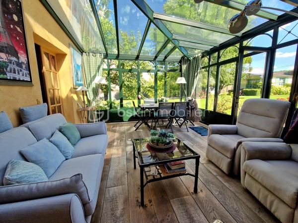 Situation exceptionnelle au cœur de Houdan !
À seulement quelques pas des commerces, écoles et de la gare, découvrez cette élégante propriété familiale d'environ 213 m² habitables, parfaitement entretenue, offrant de beaux volumes, des prestations de qualité et un cadre de vie privilégié sur un terrain paysagé et entièrement clos de 1 869 m².
Dès l'entrée, le charme opère avec ses tommettes anciennes, sa cheminée en pierre de taille et ses espaces de vie généreux. Le rez-de-chaussée se compose d'une entrée avec rangements, d'une cuisine indépendante aménagée et équipée, d'un vaste séjour-salon avec cheminée ouvrant sur une véranda lumineuse, d'un bureau ainsi que de WC indépendants avec lave-mains.
À l'étage, un palier dessert une superbe suite parentale avec dressing, salle d'eau privative, WC et balcon offrant une agréable vue sur la piscine. Deux autres chambres, une seconde salle d'eau et des WC indépendants complètent ce niveau.
Le sous-sol total propose des espaces particulièrement appréciables : garage double, salle de jeux ou espace billard, buanderie-lingerie, atelier, salle d'eau, cellier et deux caves à vin.
À l'extérieur, vous profiterez d'une magnifique terrasse exposée plein sud donnant sur une superbe piscine de 12 x 6 mètres, véritable invitation à la détente. Le jardin arboré, soigneusement entretenu, accueille également un potager, un carport, un bûcher ainsi que plusieurs abris de jardin.

Une propriété de qualité alliant confort, caractère et emplacement privilégié, idéale pour une famille à la recherche d'un bien rare sur le secteur de Houdan.
À découvrir sans tarder.
