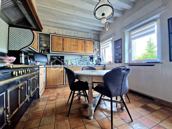 Situation exceptionnelle au cœur de Houdan !
À seulement quelques pas des commerces, écoles et de la gare, découvrez cette élégante propriété familiale d'environ 213 m² habitables, parfaitement entretenue, offrant de beaux volumes, des prestations de qualité et un cadre de vie privilégié sur un terrain paysagé et entièrement clos de 1 869 m².
Dès l'entrée, le charme opère avec ses tommettes anciennes, sa cheminée en pierre de taille et ses espaces de vie généreux. Le rez-de-chaussée se compose d'une entrée avec rangements, d'une cuisine indépendante aménagée et équipée, d'un vaste séjour-salon avec cheminée ouvrant sur une véranda lumineuse, d'un bureau ainsi que de WC indépendants avec lave-mains.
À l'étage, un palier dessert une superbe suite parentale avec dressing, salle d'eau privative, WC et balcon offrant une agréable vue sur la piscine. Deux autres chambres, une seconde salle d'eau et des WC indépendants complètent ce niveau.
Le sous-sol total propose des espaces particulièrement appréciables : garage double, salle de jeux ou espace billard, buanderie-lingerie, atelier, salle d'eau, cellier et deux caves à vin.
À l'extérieur, vous profiterez d'une magnifique terrasse exposée plein sud donnant sur une superbe piscine de 12 x 6 mètres, véritable invitation à la détente. Le jardin arboré, soigneusement entretenu, accueille également un potager, un carport, un bûcher ainsi que plusieurs abris de jardin.

Une propriété de qualité alliant confort, caractère et emplacement privilégié, idéale pour une famille à la recherche d'un bien rare sur le secteur de Houdan.
À découvrir sans tarder.
