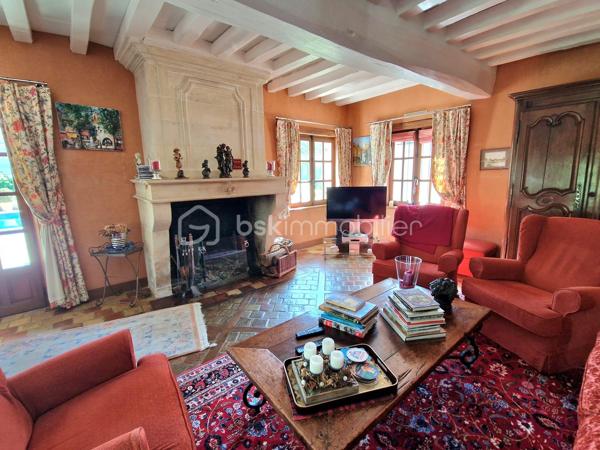 Situation exceptionnelle au cœur de Houdan !
À seulement quelques pas des commerces, écoles et de la gare, découvrez cette élégante propriété familiale d'environ 213 m² habitables, parfaitement entretenue, offrant de beaux volumes, des prestations de qualité et un cadre de vie privilégié sur un terrain paysagé et entièrement clos de 1 869 m².
Dès l'entrée, le charme opère avec ses tommettes anciennes, sa cheminée en pierre de taille et ses espaces de vie généreux. Le rez-de-chaussée se compose d'une entrée avec rangements, d'une cuisine indépendante aménagée et équipée, d'un vaste séjour-salon avec cheminée ouvrant sur une véranda lumineuse, d'un bureau ainsi que de WC indépendants avec lave-mains.
À l'étage, un palier dessert une superbe suite parentale avec dressing, salle d'eau privative, WC et balcon offrant une agréable vue sur la piscine. Deux autres chambres, une seconde salle d'eau et des WC indépendants complètent ce niveau.
Le sous-sol total propose des espaces particulièrement appréciables : garage double, salle de jeux ou espace billard, buanderie-lingerie, atelier, salle d'eau, cellier et deux caves à vin.
À l'extérieur, vous profiterez d'une magnifique terrasse exposée plein sud donnant sur une superbe piscine de 12 x 6 mètres, véritable invitation à la détente. Le jardin arboré, soigneusement entretenu, accueille également un potager, un carport, un bûcher ainsi que plusieurs abris de jardin.

Une propriété de qualité alliant confort, caractère et emplacement privilégié, idéale pour une famille à la recherche d'un bien rare sur le secteur de Houdan.
À découvrir sans tarder.