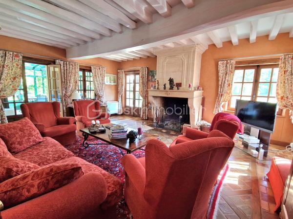 Situation exceptionnelle au cœur de Houdan !
À seulement quelques pas des commerces, écoles et de la gare, découvrez cette élégante propriété familiale d'environ 213 m² habitables, parfaitement entretenue, offrant de beaux volumes, des prestations de qualité et un cadre de vie privilégié sur un terrain paysagé et entièrement clos de 1 869 m².
Dès l'entrée, le charme opère avec ses tommettes anciennes, sa cheminée en pierre de taille et ses espaces de vie généreux. Le rez-de-chaussée se compose d'une entrée avec rangements, d'une cuisine indépendante aménagée et équipée, d'un vaste séjour-salon avec cheminée ouvrant sur une véranda lumineuse, d'un bureau ainsi que de WC indépendants avec lave-mains.
À l'étage, un palier dessert une superbe suite parentale avec dressing, salle d'eau privative, WC et balcon offrant une agréable vue sur la piscine. Deux autres chambres, une seconde salle d'eau et des WC indépendants complètent ce niveau.
Le sous-sol total propose des espaces particulièrement appréciables : garage double, salle de jeux ou espace billard, buanderie-lingerie, atelier, salle d'eau, cellier et deux caves à vin.
À l'extérieur, vous profiterez d'une magnifique terrasse exposée plein sud donnant sur une superbe piscine de 12 x 6 mètres, véritable invitation à la détente. Le jardin arboré, soigneusement entretenu, accueille également un potager, un carport, un bûcher ainsi que plusieurs abris de jardin.

Une propriété de qualité alliant confort, caractère et emplacement privilégié, idéale pour une famille à la recherche d'un bien rare sur le secteur de Houdan.
À découvrir sans tarder.
