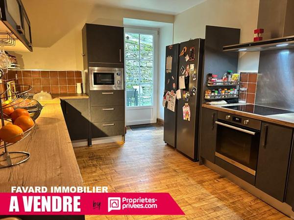 Maison de caractère avec tour, piscine et vue sur le viaduc