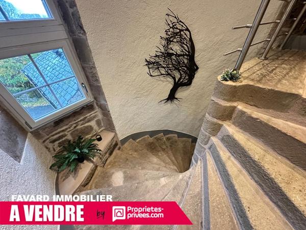 Maison de caractère avec tour, piscine et vue sur le viaduc