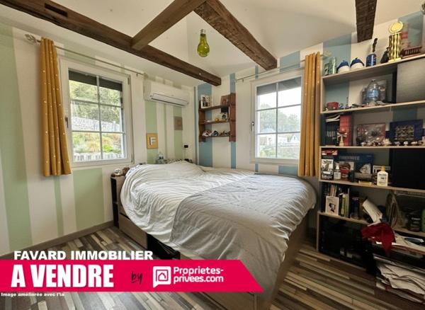 Maison de caractère avec tour, piscine et vue sur le viaduc