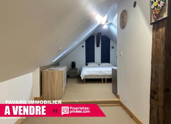 Maison de caractère avec tour, piscine et vue sur le viaduc