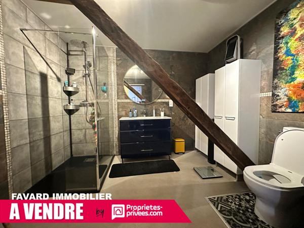 Maison de caractère avec tour, piscine et vue sur le viaduc