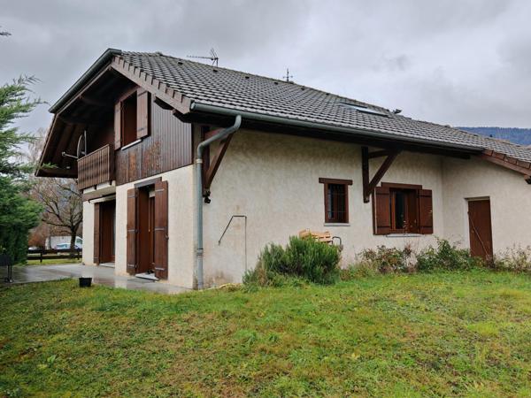 Maison Cessy 01170 Hors Lotissement, avec Grand Terrain, Grand Jardin.