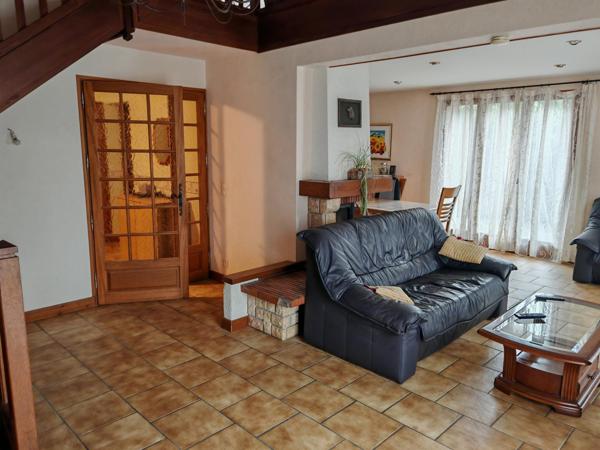 Maison Cessy 01170 Hors Lotissement, avec Grand Terrain, Grand Jardin.