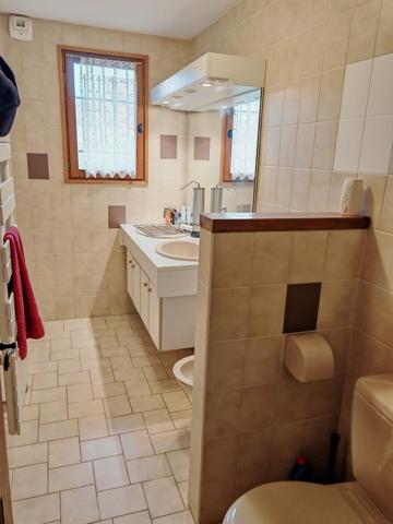 Maison Cessy 01170 Hors Lotissement, avec Grand Terrain, Grand Jardin.