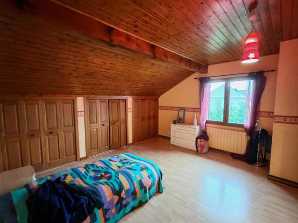 Maison Cessy 01170 Hors Lotissement, avec Grand Terrain, Grand Jardin.