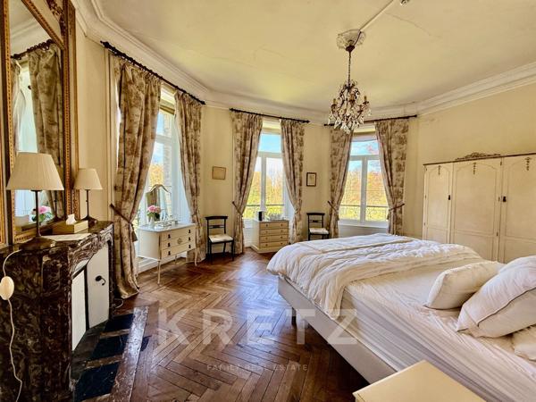 Château XIXe siècle sur 39ha avec Orangerie commerciale 50 couchages.
