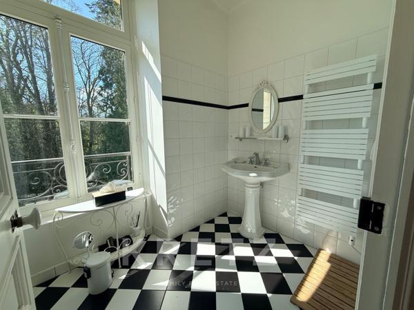 Château XIXe siècle sur 39ha avec Orangerie commerciale 50 couchages.