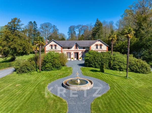 Château XIXe siècle sur 39ha avec Orangerie commerciale 50 couchages.