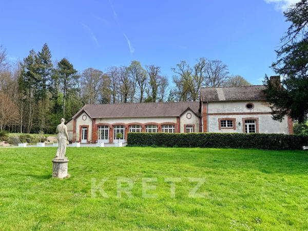 Château XIXe siècle sur 39ha avec Orangerie commerciale 50 couchages.
