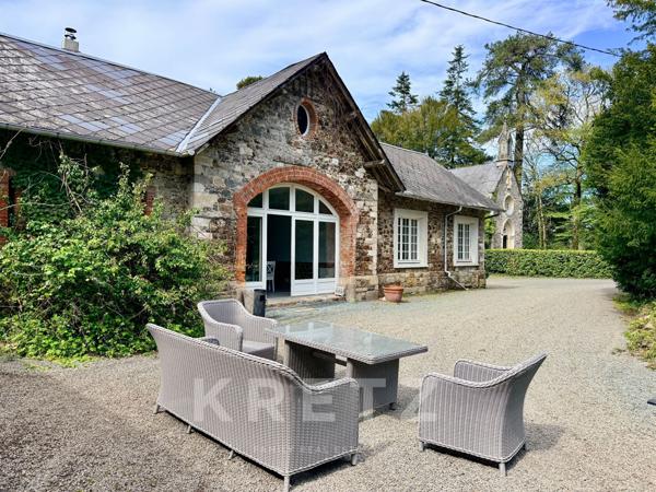 Château XIXe siècle sur 39ha avec Orangerie commerciale 50 couchages.