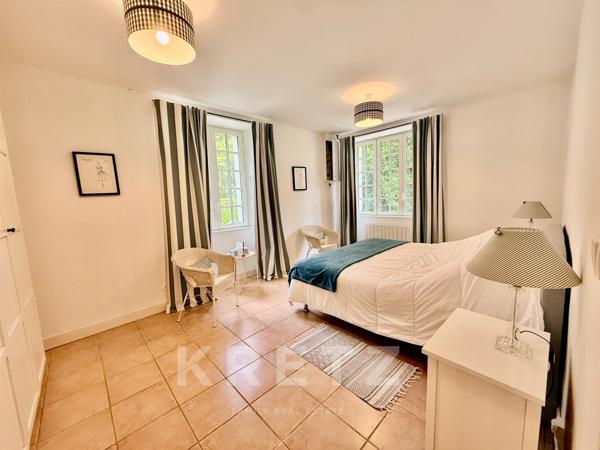 Château XIXe siècle sur 39ha avec Orangerie commerciale 50 couchages.