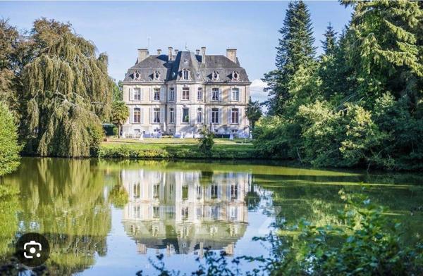 Château XIXe siècle sur 39ha avec Orangerie commerciale 50 couchages.