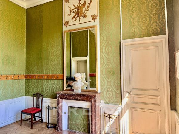 Château XIXe siècle sur 39ha avec Orangerie commerciale 50 couchages.