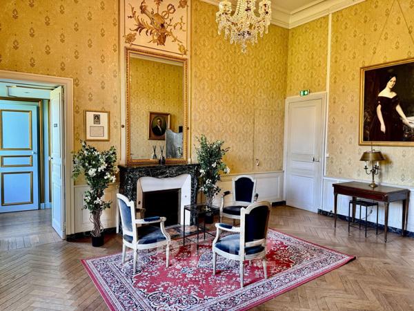 Château XIXe siècle sur 39ha avec Orangerie commerciale 50 couchages.