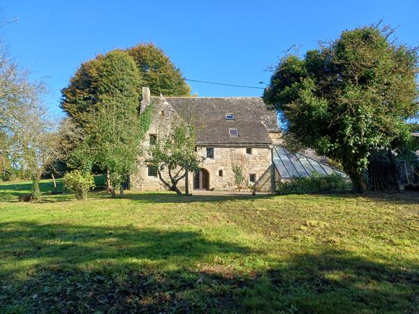 Plouigneau (29610) Plouigneau, ferme manoir du 18ème sur 3,7 hectares, 2 maisons, hangars et boxes pour chevaux.