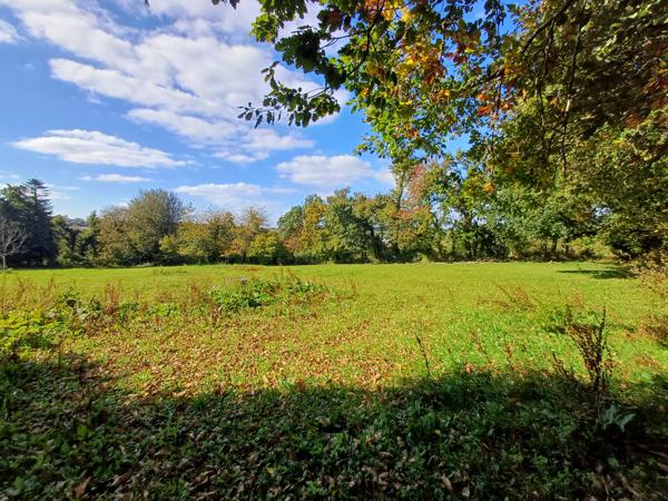 Plouigneau (29610) Plouigneau, ferme manoir du 18ème sur 3,7 hectares, 2 maisons, hangars et boxes pour chevaux.
