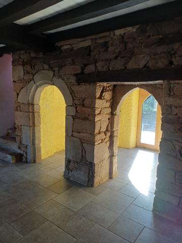 Plouigneau (29610) Plouigneau, ferme manoir du 18ème sur 3,7 hectares, 2 maisons, hangars et boxes pour chevaux.