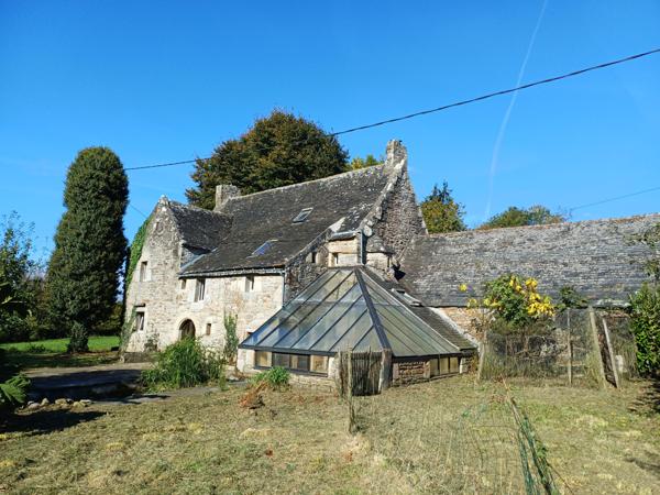 Plouigneau (29610) Plouigneau, ferme manoir du 18ème sur 3,7 hectares, 2 maisons, hangars et boxes pour chevaux.