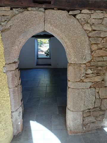 Plouigneau (29610) Plouigneau, ferme manoir du 18ème sur 3,7 hectares, 2 maisons, hangars et boxes pour chevaux.
