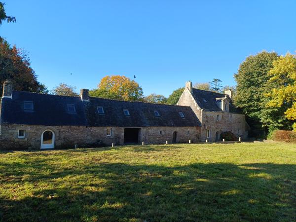 Plouigneau (29610) Plouigneau, ferme manoir du 18ème sur 3,7 hectares, 2 maisons, hangars et boxes pour chevaux.
