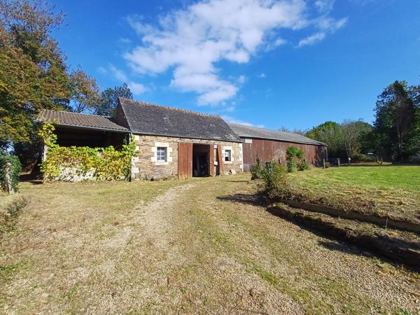 Plouigneau (29610) Plouigneau, ferme manoir du 18ème sur 3,7 hectares, 2 maisons, hangars et boxes pour chevaux.