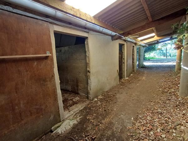 Plouigneau (29610) Plouigneau, ferme manoir du 18ème sur 3,7 hectares, 2 maisons, hangars et boxes pour chevaux.