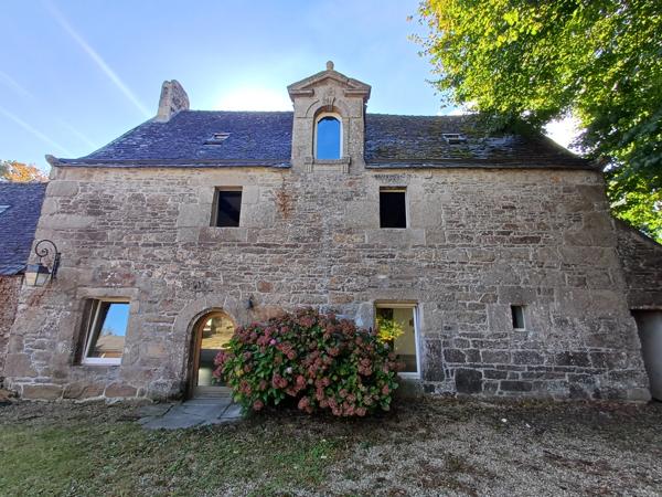 Plouigneau (29610) Plouigneau, ferme manoir du 18ème sur 3,7 hectares, 2 maisons, hangars et boxes pour chevaux.