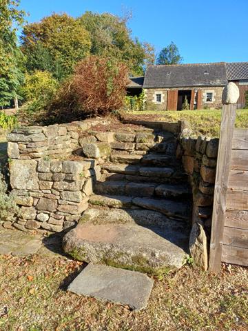 Plouigneau (29610) Plouigneau, ferme manoir du 18ème sur 3,7 hectares, 2 maisons, hangars et boxes pour chevaux.