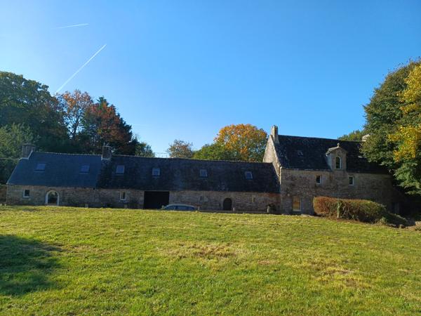 Plouigneau (29610) Plouigneau, ferme manoir du 18ème sur 3,7 hectares, 2 maisons, hangars et boxes pour chevaux.