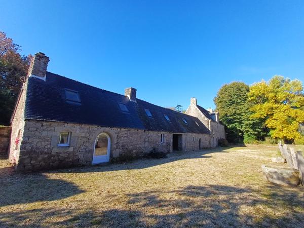 Plouigneau (29610) Plouigneau, ferme manoir du 18ème sur 3,7 hectares, 2 maisons, hangars et boxes pour chevaux.