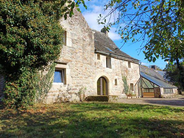 Plouigneau (29610) Plouigneau, ferme manoir du 18ème sur 3,7 hectares, 2 maisons, hangars et boxes pour chevaux.